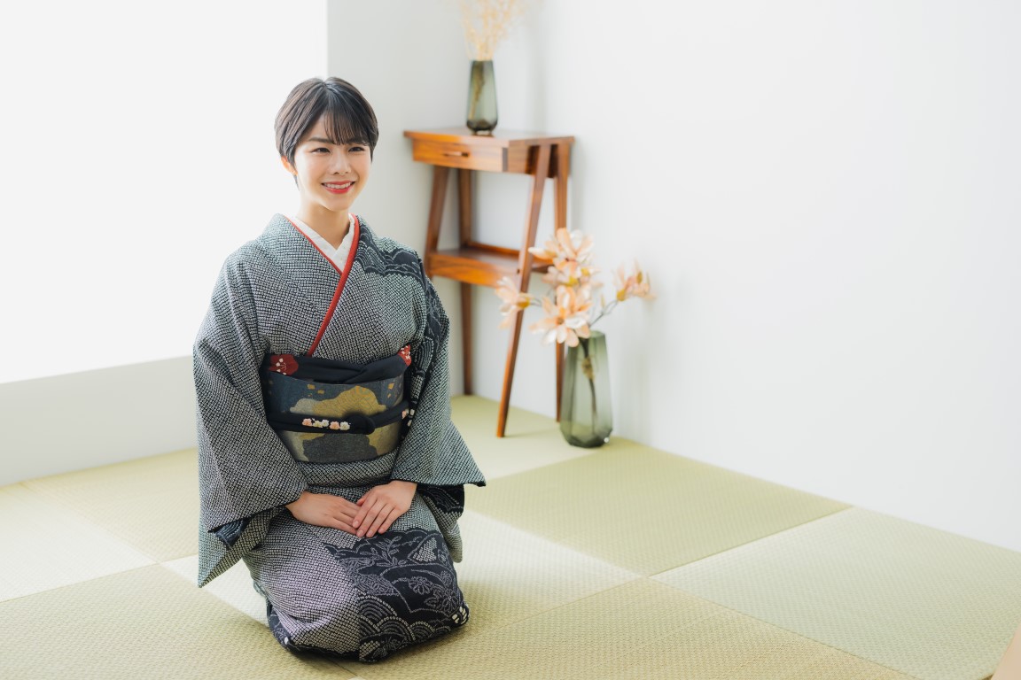 着物で正座する際の美しい座り方｜しびれや着崩れを防ぐポイントとは